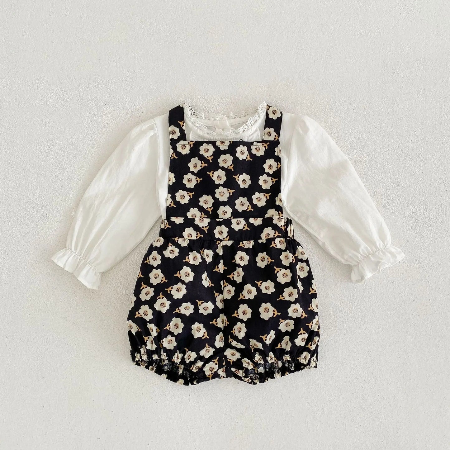 New children's clothing in autumn, 0-4 years old girls, embroidered lace top + printed bib pants