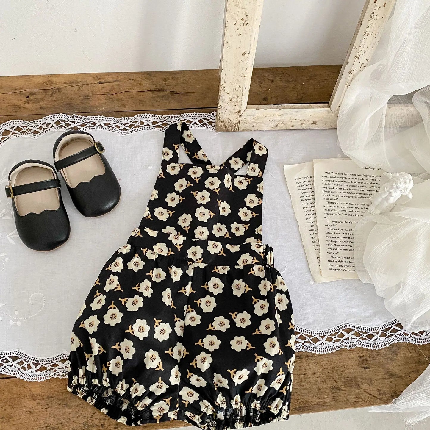 New children's clothing in autumn, 0-4 years old girls, embroidered lace top + printed bib pants
