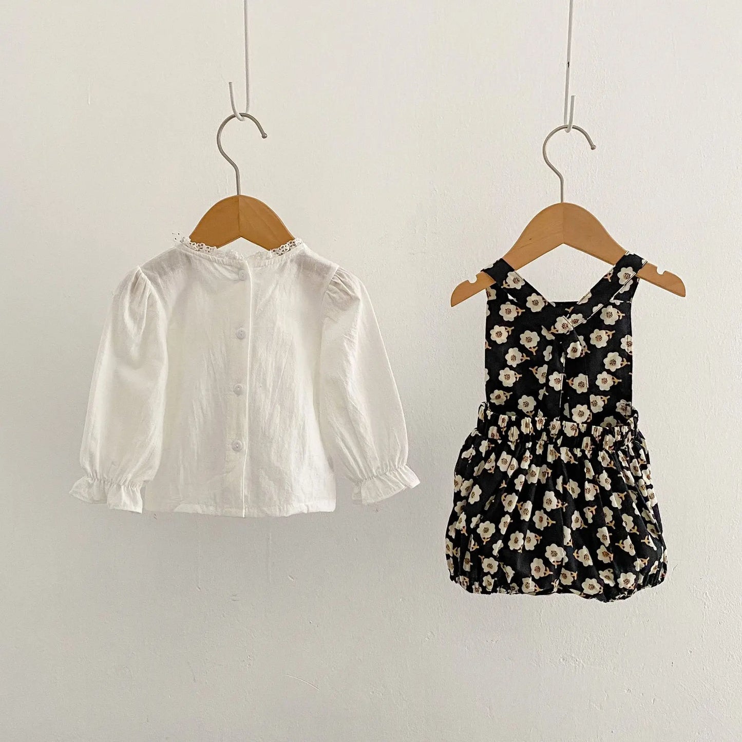 New children's clothing in autumn, 0-4 years old girls, embroidered lace top + printed bib pants