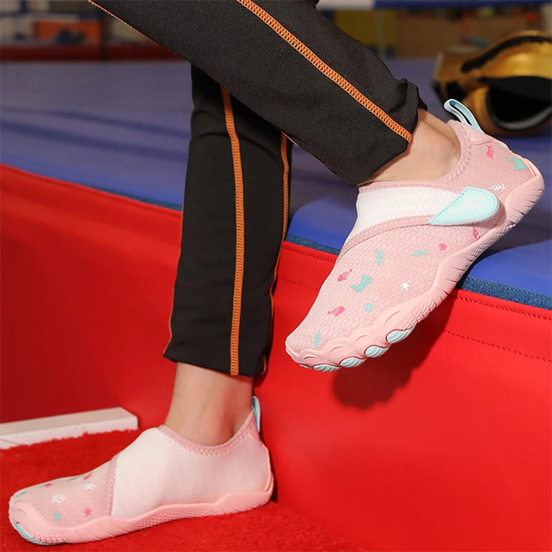 New children's outdoor water wading shoes, beach and stream tracing shoes, barefoot hiking and cycling five toe shoes