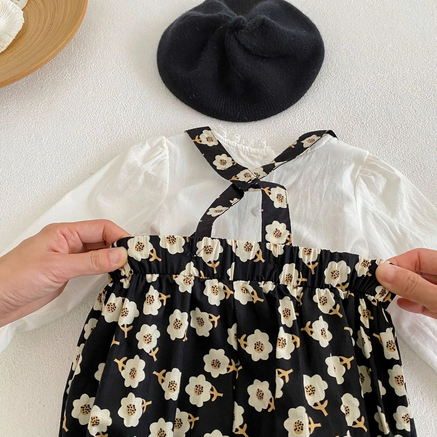New children's clothing in autumn, 0-4 years old girls, embroidered lace top + printed bib pants