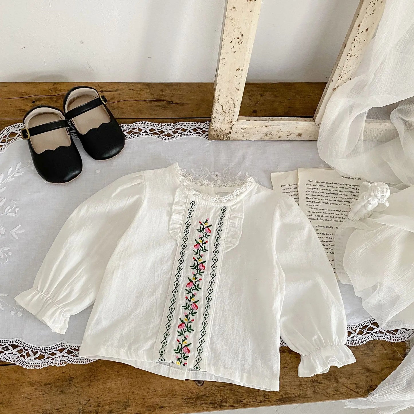 New children's clothing in autumn, 0-4 years old girls, embroidered lace top + printed bib pants