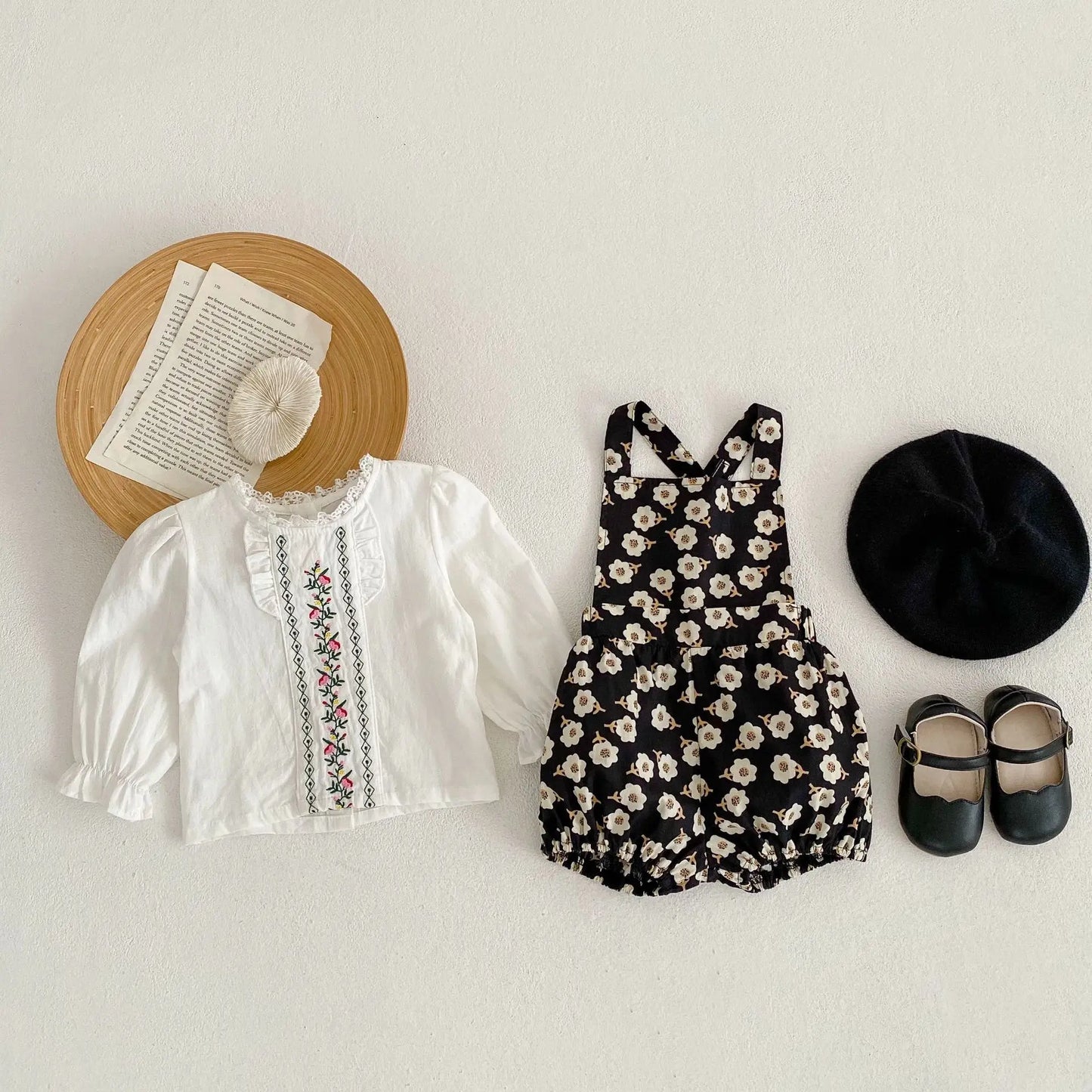 New children's clothing in autumn, 0-4 years old girls, embroidered lace top + printed bib pants